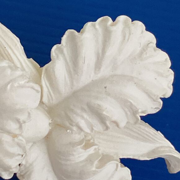 Vintage White Orchid Sculpted Resin Clip On Earrings Lightweight Feminine Floral - Picture 7 of 12